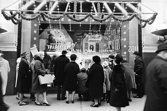 Pedestrians view Christmas window displays at Wieboldt's Department Store (ST-20003729-0019)