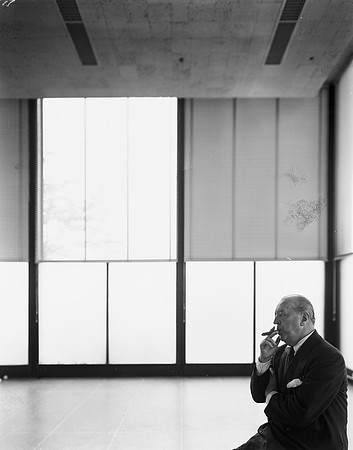 Mies van der Rohe smoking a cigar (HB-18506-K4)