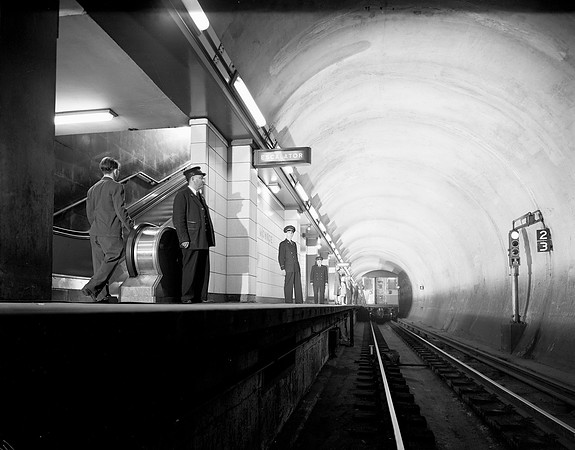 Platform of a subway station (HB-08009-E)