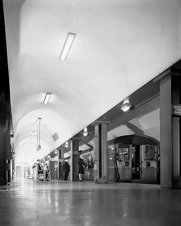 Platform of a subway station (HB-08009-F)