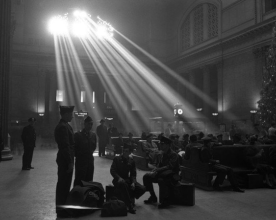 Servicemen on their holiday furloughs in Union Station (ST-17500664)
