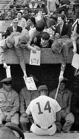 Ernie Banks signs autographs on Chicago Cubs opening day (ST-17500270)